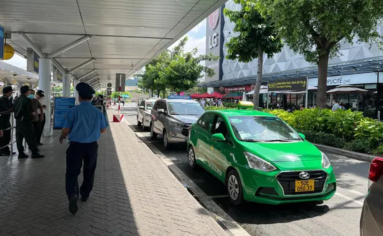 Kiến nghị giảm mức thu phí taxi tại sân bay Tân Sơn Nhất