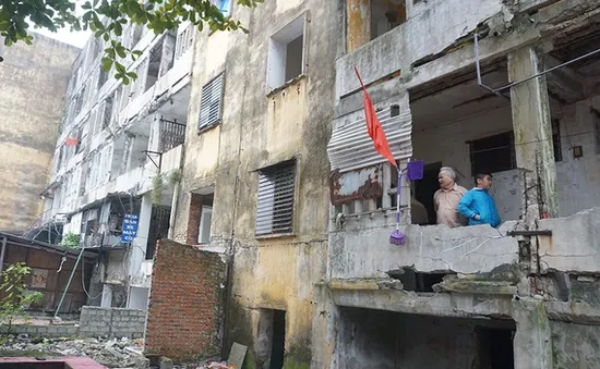 Nhiều hộ dân chưa di dời khỏi chung cư nguy hiểm cấp D