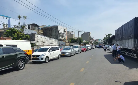 Tái diễn cảnh xếp hàng dài chờ đăng kiểm ở TP Hồ Chí Minh