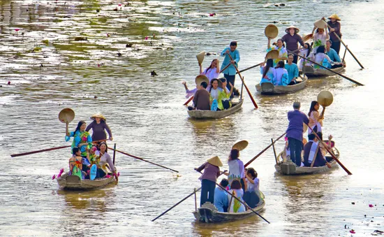Hậu Giang: 150 người trình diễn áo bà ba trên sông