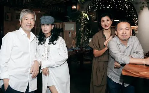 Vợ chồng Thanh Lam hội ngộ nhạc sĩ Quốc Trung, nhà độc lạ xây từ 5 triệu viên ngói cổ của NS Xuân Hinh