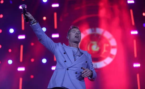 Ronan Keating - Vinh Khuất trở thành "ông tơ se duyên" cho những màn "kiss cam"