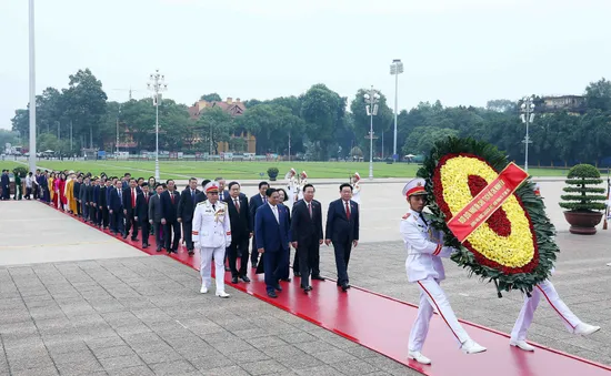 Đại biểu dự Kỳ họp thứ 6, Quốc hội khóa XV vào Lăng viếng Chủ tịch Hồ Chí Minh