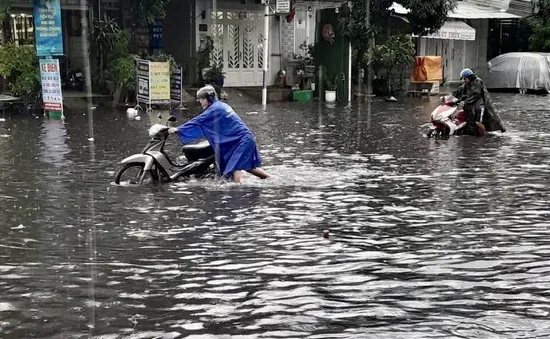 TP Hồ Chí Minh: Mưa lớn kéo dài, nhiều tuyến đường ngập sâu