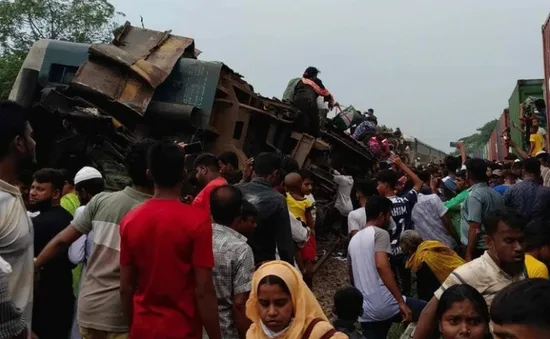 Va chạm tàu hỏa tại Bangladesh, hơn 120 người thương vong