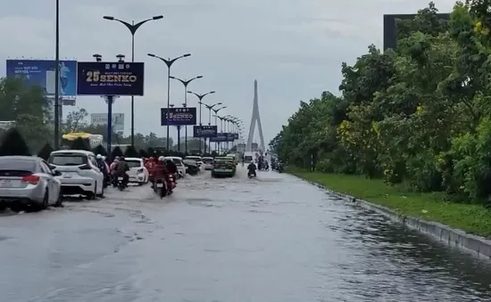 Mưa lớn, nhiều tuyến đường TP Cần Thơ bị ngập sâu