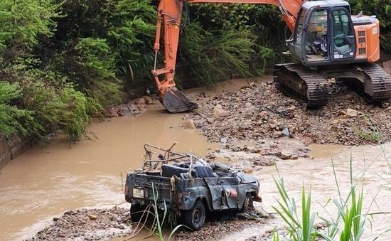 Lũ quét cuốn lật xe jeep ở Lâm Đồng, 4 người chết và mất tích