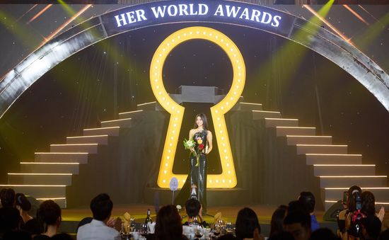 Á hậu Kiều Loan "quá sức tự hào" khi nhận giải “Ca sĩ của năm”