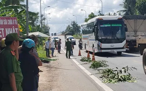 Bình Định: Tài xế xe khách bỏ chạy sau khi tông chết người