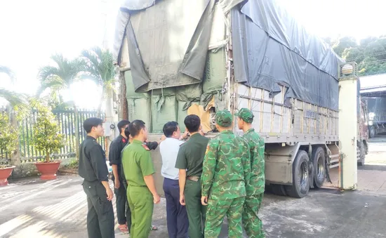 An Giang: Phát hiện và thu giữ hàng hóa không rõ nguồn gốc trên 2 xe tải