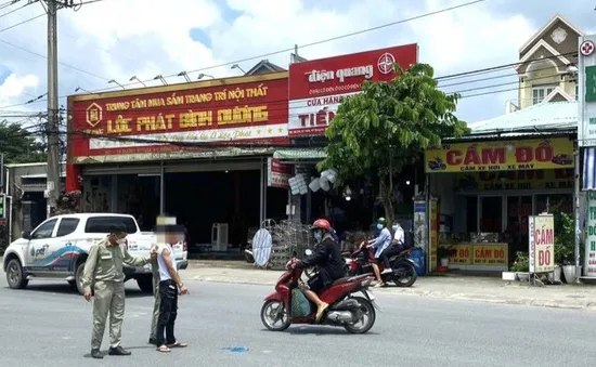 Hai đối tượng cướp dây chuyền vàng của người phụ nữ trong lúc dừng chờ đèn đỏ