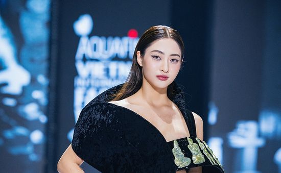 Hoa hậu Lương Thùy Linh làm vedette trong show diễn của Phan Đăng Hoàng