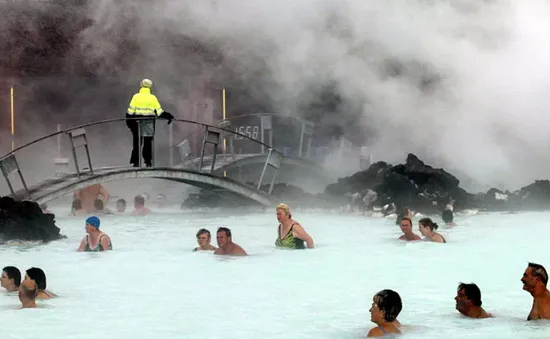 Hồ nước nóng nhân tạo Blue Lagoon tạm đóng cửa do động đất, cảnh báo phun trào núi lửa