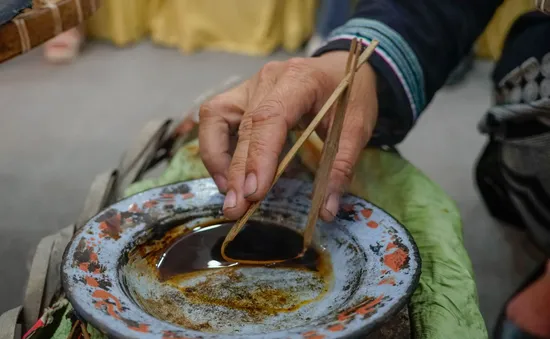 Trải nghiệm kỹ thuật vẽ sáp ong truyền thống trên vải của phụ nữ dân tộc Mông và dân tộc Dao