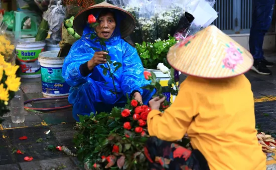 Hà Nội: Người dân mưu sinh trong cái rét đầu đông