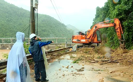 Nhiều tuyến đường sạt lở do mưa lớn