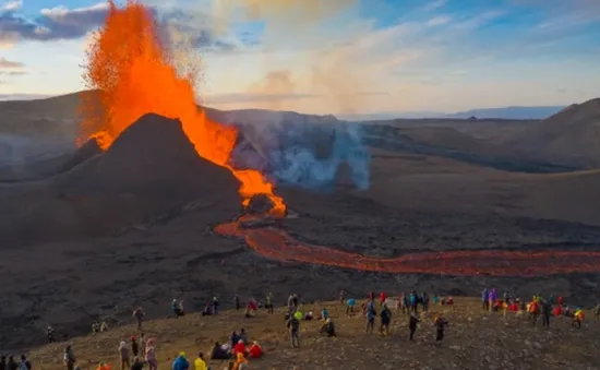 Iceland cảnh báo núi lửa tiếp tục phun trào tại Reykjanes