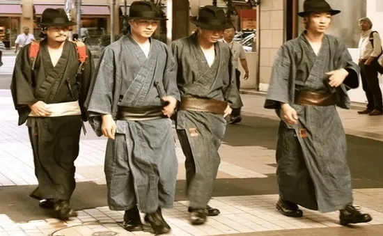 Thú vị "đội quân Samurai" nhặt rác ở Nhật Bản