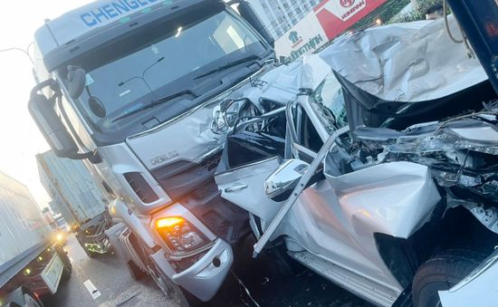 Tai nạn liên hoàn giữa 4 ô tô ở TP Hồ Chí Minh, 2 người bị thương