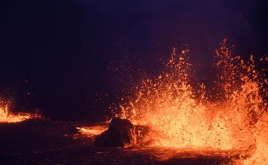 Iceland xây tường ngăn dòng dung nham núi lửa