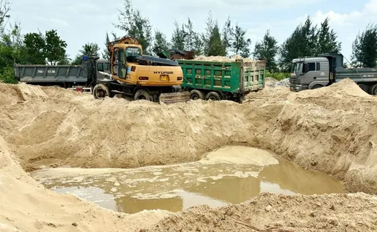 Núp bóng khu du lịch để hút cát bờ biển đi bán