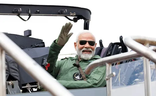 Thủ tướng Ấn Độ lái máy bay chiến đấu nội địa