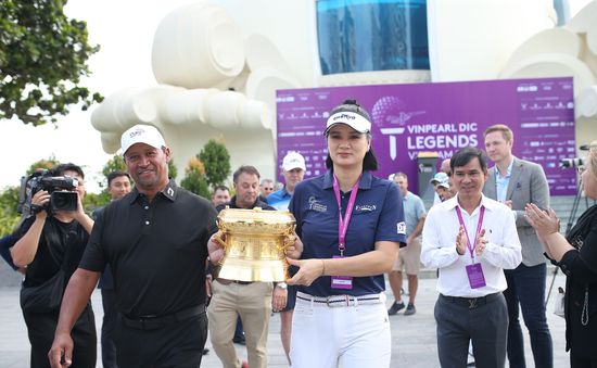 Hoa khôi bóng chuyền Kim Huệ, Miss Golf Thanh Tú rạng rỡ bên chiếc Cúp Vinpearl DIC Legends Vietnam 2023