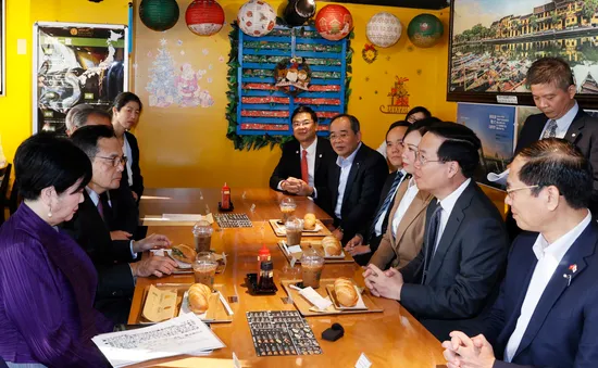 Chủ tịch nước Võ Văn Thưởng cùng Thống đốc Tokyo thăm nhà hàng bánh mỳ Việt Nam