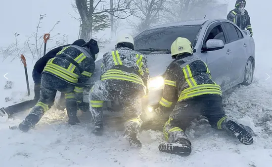 Ukraine: Cứu hàng nghìn người và phương tiện trong bão tuyết