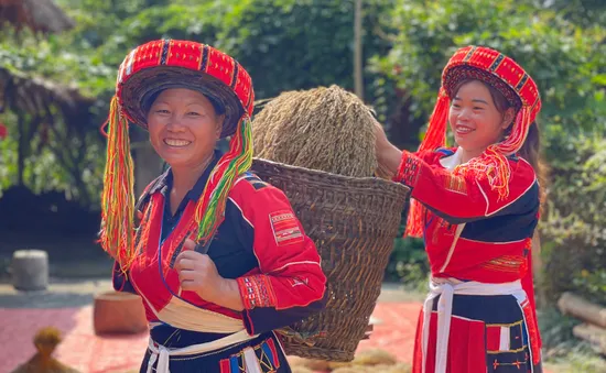 Nét rực rỡ trong trang phục truyền thống phụ nữ Pà Thẻn