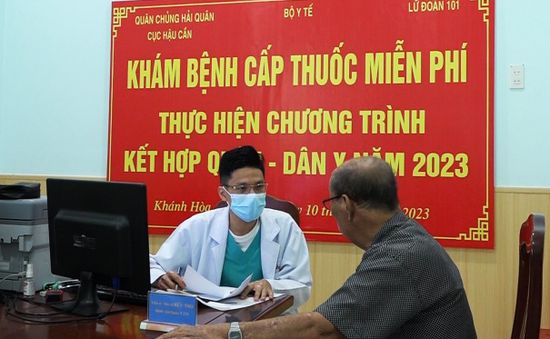 Vùng 4 Hải quân khám bệnh, cấp phát thuốc miễn phí cho các gia đình chính sách