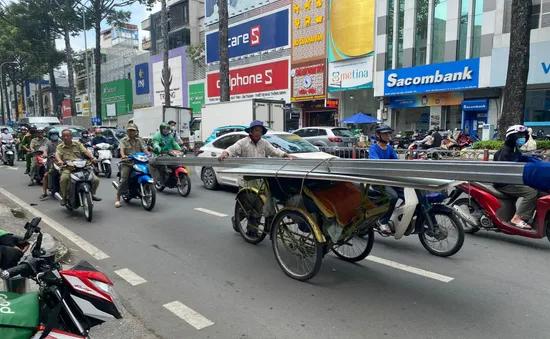 TP Hồ Chí Minh: Tông vào xe xích lô chở sắt cồng kềnh, người phụ nữ tử vong