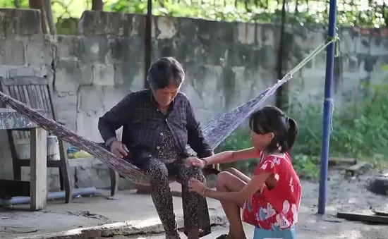 Cặp lá yêu thương: Lớn lên từ lời ru của bà