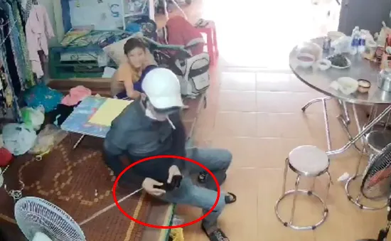 Người đàn ông vào nhà cướp điện thoại trước mặt bé trai 10 tuổi