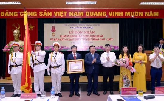 Vụ Quản lý khoa học đón nhận Huân chương Lao động hạng Nhất