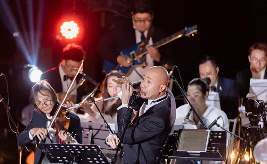 Nhạc trưởng Đồng Quang Vinh cùng dàn nhạc “Sức sống mới” trình diễn trên Vịnh Hạ Long