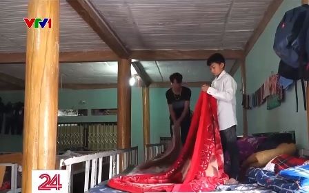 Khoảng thời gian vui nhất của cậu bé vùng cao mồ côi cha mẹ