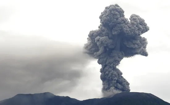 Núi lửa phun trào ở Indonesia khiến 11 nhà leo núi tử vong