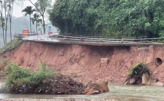 Quảng Ngãi: Ách tắc giao thông miền núi do sạt lở