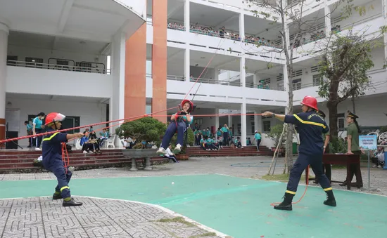 Học sinh ở Kiên Giang trải nghiệm thực tế làm lính cứu hỏa