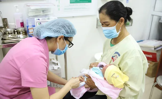 Lào Cai: Chuẩn bị tiêm vaccine viêm gan B sơ sinh cho trẻ tại nhà