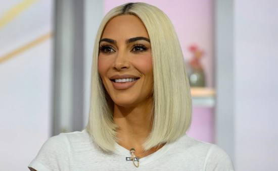 Kim Kardashian không thích cười vì... sợ già