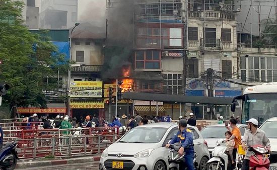 Cháy lớn tại kho quần áo trên phố Lê Duẩn