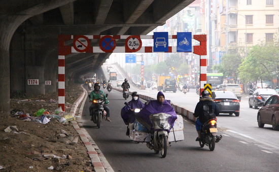 Vô tư đi ngược chiều trên đường Nguyễn Xiển