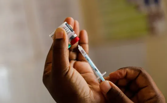 Ghana trở thành quốc gia đầu tiên phê duyệt vaccine sốt rét của Oxford