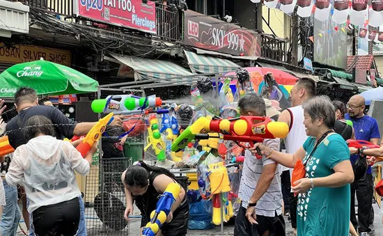 Tưng bừng lễ hội Songkran tại phố Tây Khao San ở thủ đô Thái Lan