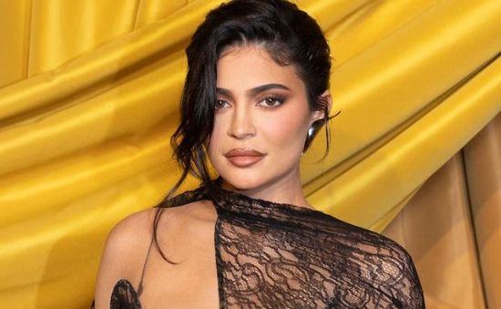 Kylie Jenner phủ nhận phẫu thuật thẩm mỹ "toàn bộ khuôn mặt"