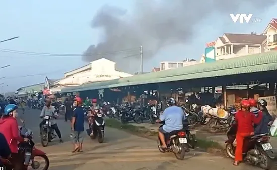 Cháy lớn tại chợ Bình Thành (Đồng Tháp)