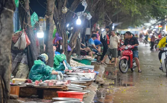 Chợ cóc ngang nhiên lấn chiếm vỉa hè, lòng đường Hà Nội