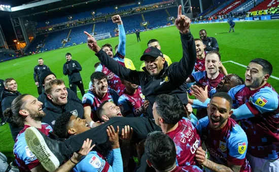 Kompany chính thức cùng Burnley giành chức vô địch Championship